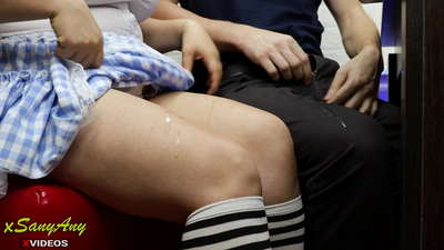 Млада ученичка се грчи со соученикот на домашна задача-xsanyAny