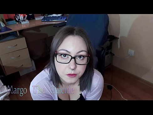 ❤️ Секси девојка со наочари длабоко го цица дилдото на камерата ❌ Секс видео кај нас ﹏